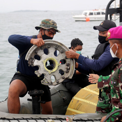 Διασώστες βγάζουν από τη θάλασσα ένα κομμάτι από τη ρόδα του αεροσκάφους της Sriwijaya Air, το οποίο συνετρίβη στην Ινδονησία