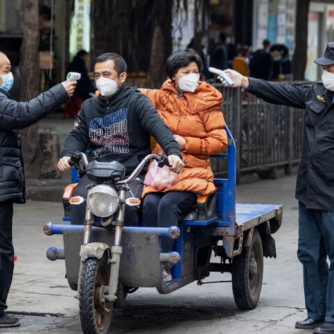 Κορωνοϊός στην Κίνα: Θερμομέτρηση επιβατών σε τρίκυκλο