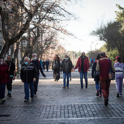 Lockdown στην Αττική: Πολίτες περπατούν στη Διονυσίου Αρεοπαγίτου