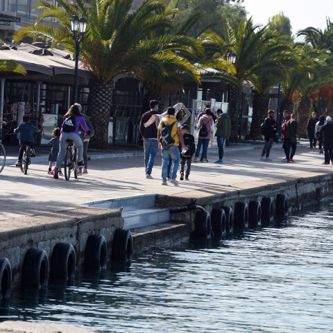 Κορωνοϊός - Lockdown: Πολίτες περπατούν στο Ναύπλιο