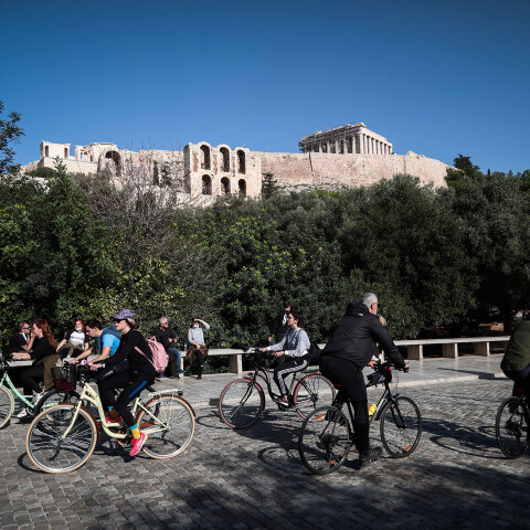 Κορωνοϊός στην Αττική: Πεζοί και ποδηλάτες στη Διονυσίου Αρεοπαγίτου