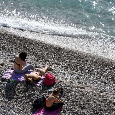 Κοπέλες κάνουν ηλιοθεραπεία δίπλα στη θάλασσα εν μέσω lockdown στην Αργολίδα