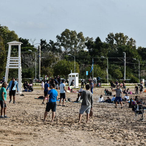 Γέμισε κόσμο η παραλία στη Γλυφάδα εν μέσω lockdown στην Αττική: «Πηγαδάκια» και ρακέτες χωρίς μάσκα και αποστάσεις