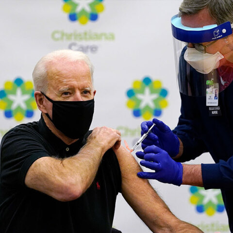 Ο Τζο Μπάιντεν λαμβάνει τη δεύτερη δόση από το εμβόλιο της Pfizer για τον κορωνοϊό