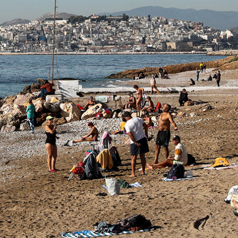 Η ΚΑΛΟΚΑΙΡΙΑ ΕΦΕΡΕ ΤΟΥΣ ΑΘΗΝΑΙΟΥΣ ΣΤΙΣ ΠΑΡΑΛΙΕΣ ΦΛΟΙΣΒΟΥ ΚΑΙ ΑΛΙΜΟΥ 