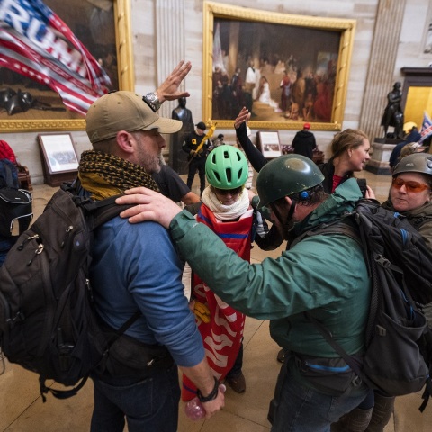 Εισβολή φανατικών οπαδών του Τραμπ στο Καπιτώλιο στις ΗΠΑ