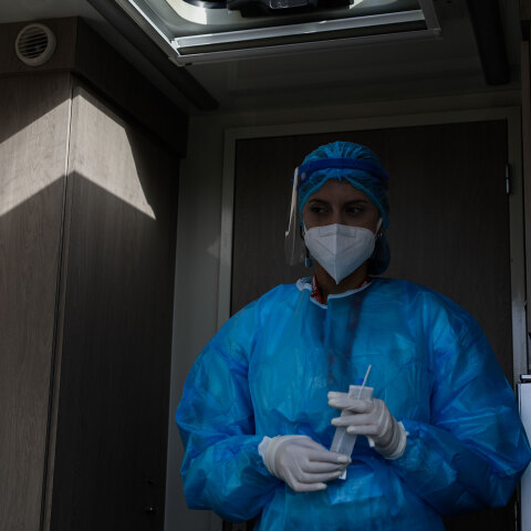 Κορωνοϊός στην Ελλάδα: Κλιμάκιο του ΕΟΔΥ διενεργεί ελέγχους για Covid-19 με rapid test στη Νέα Σμύρνη