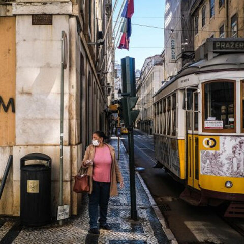 Κορωνοϊός στην Πορτογαλία: Γυναίκα με μάσκα για την Covid-19 στη Λισαβόνα