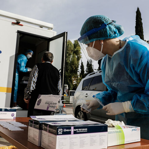 Κλιμάκιο του ΕΟΔΥ στη Νέα Σμύρνη διενεργεί rapid test για τον κορωνοϊό
