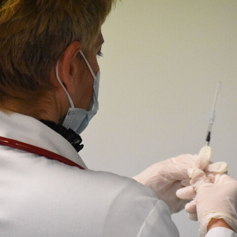 Υγειονομικός ετοιμάζει το εμβόλιο για τον κορωνοϊό - Με ραντεβού ο εμβολιασμός των ατόμων άνω των 85 ετών