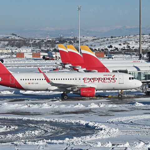 Γέμισε χιόνι το αεροδρόμιο Adolfo Suarez-Barajas στη Μαδρίτη μετά τη σφοδρή χιονοθύελλα που έφερε μαζί της η κακοκαιρία «Filomena»
