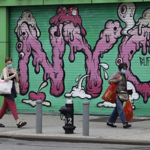 Κορωνοϊός στις ΗΠΑ: Δύο γυναίκες με μάσκα μπροστά από κλειστό κατάστημα στη Νέα Υόρκη