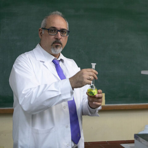 Νίκος Θωμαΐδης, καθηγητής Αναλυτικής Χημείας του ΕΚΠΑ, σε εργαστήριο κρατώντας δοκιμαστικό σωλήνα