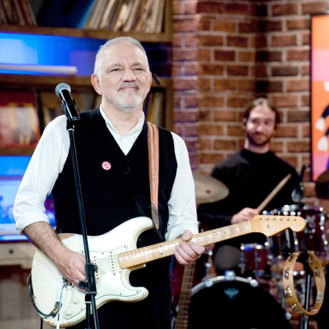 Ο Νίκος Πορτοκάλογλου παίζει κιθάρα στην τηλεοπτική εκπομπή Μουσικό Κουτί