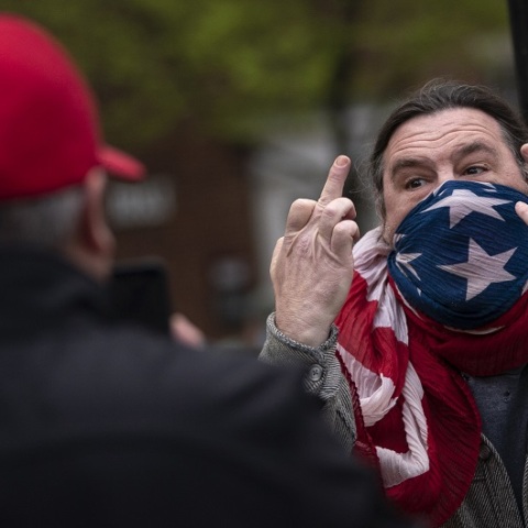 Πολίτης στην Αμερική που υψώνει το μεσαίο δάχτυλο