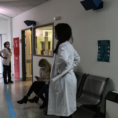 Εμβολιασμοί για τον κορωνοϊό στο νοσοκομείο «Αττικόν»