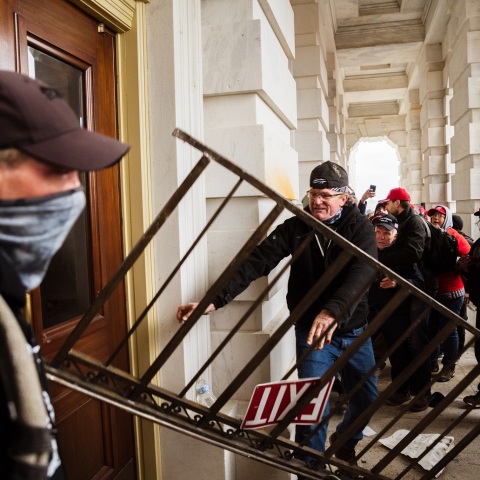 Εισβολή οπαδών του Τραμπ στο Καπιτώλιο στις ΗΠΑ