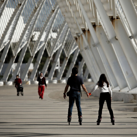 Βόλτα με πατίνια σε υπαίθριους χώρους στο ΟΑΚΑ εν μέσω lockdown για τον κορωνοϊό στην Αττική