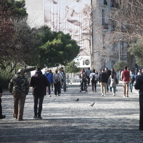 Πολίτες με μάσκα περπατούν στη Διονυσίου Αρεοπαγίτου