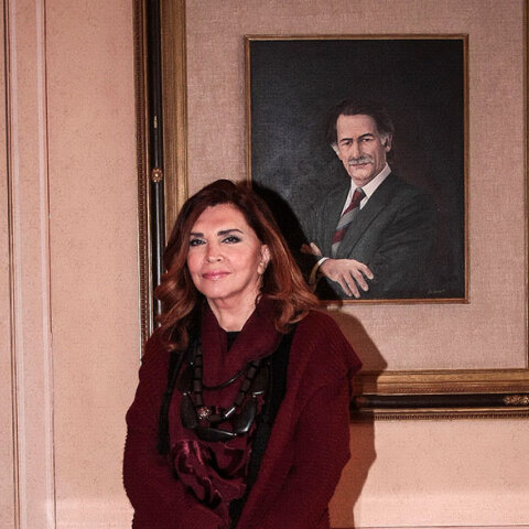 Η Mιμή Ντενίση με φόντο πορτραίτο του Αντώνη Τρίτση στο Δημαρχείο Αθηνών