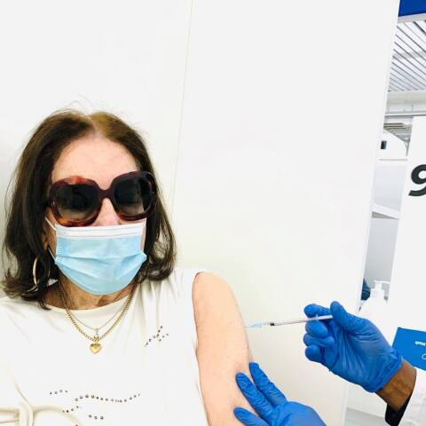 Η Νάνα Μούσχουρη λαμβάνει το εμβόλιο κατά του κορωνοϊού