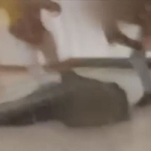 Ξυλοδαρμός από αρνητές της μάσκας στο Μετρό στην Ομόνοια: Ο εργαζόμενος είναι πεσμένος στο δάπεδο και οι δράστες τον χτυπούν στο κεφάλι