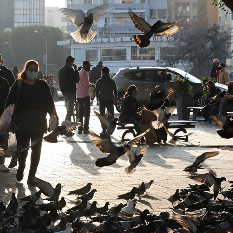 Κύπρος - Covid-19: Πολίτες με μάσκα για τον κορωνοϊό στη Λευκωσία