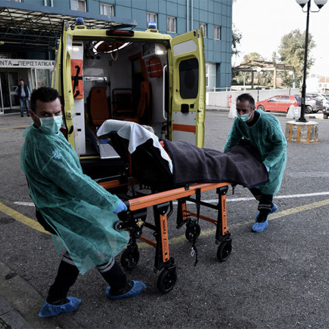 Διασώστες του ΕΚΑΒ μεταφέρουν ασθενή (ΦΩΤΟ ΑΡΧΕΙΟΥ)