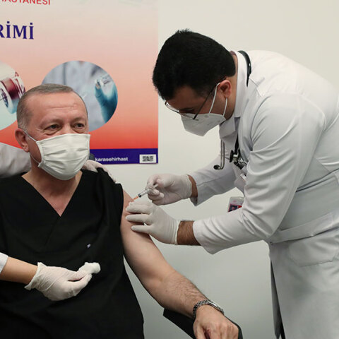 Ο Ρετζέπ Ταγίπ Ερντογάν κάνει το εμβόλιο για τον κορωνοϊό