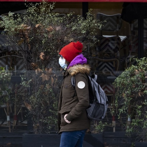 Με μάσκα στους δρόμους της Γαλλίας