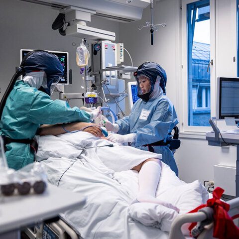 Κορωνοϊός - Νορβηγία: Νοσηλευτές φροντίζουν ασθενή στη ΜΕΘ νοσοκομείου στο Όσλο