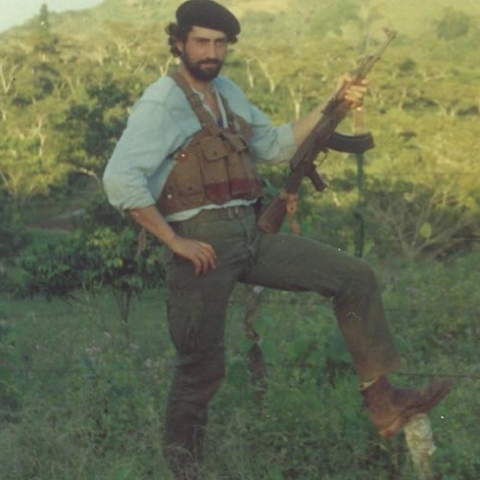 Ο Παύλος Πολάκης με καραμπίνα