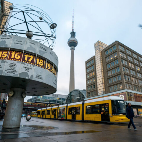 Κορωνοϊός στη Γερμανία: Νεαρός με κατεβασμένη τη μάσκα περπατά παράλληλα με τις γραμμές του Τραμ στο Βερολίνο