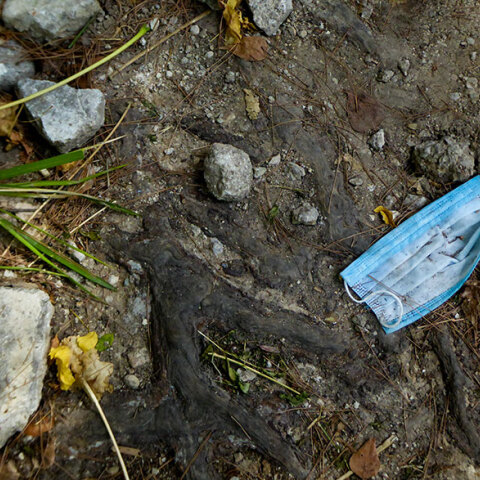 Μάσκα για τον κορωνοϊό πεταμένη στο έδαφος