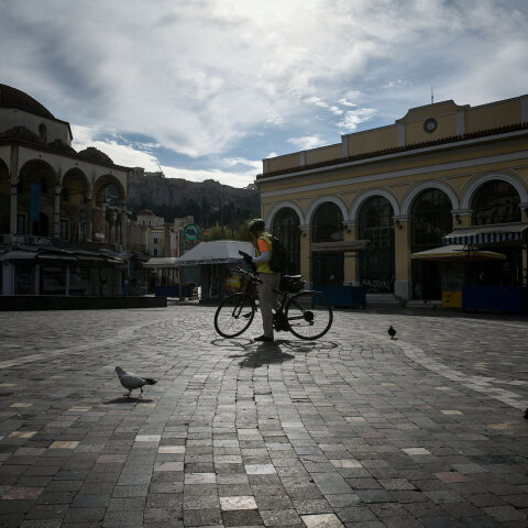 Lockdown στην Αθήνα για κορωνοϊό - Ποδηλάτης στην έρημη πλατεία στο Μοναστηράκι