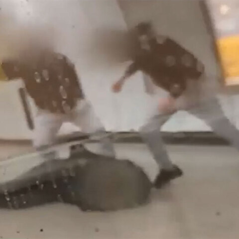 Ξυλοδαρμός σταθμάρχη του Μετρό στην Ομόνοια - Οι δύο νεαροί ξυλοκοπούν βάναυσα τον άτυχο άνδρα