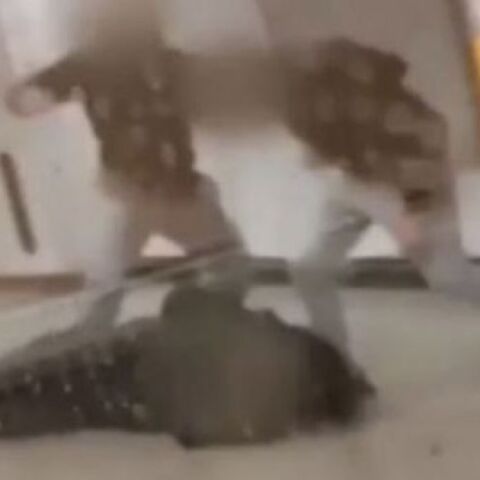 Στιγμιότυπο από τον ξυλοδαρμό σταθμάρχη στο Μετρό της Αθήνας από ανήλικους