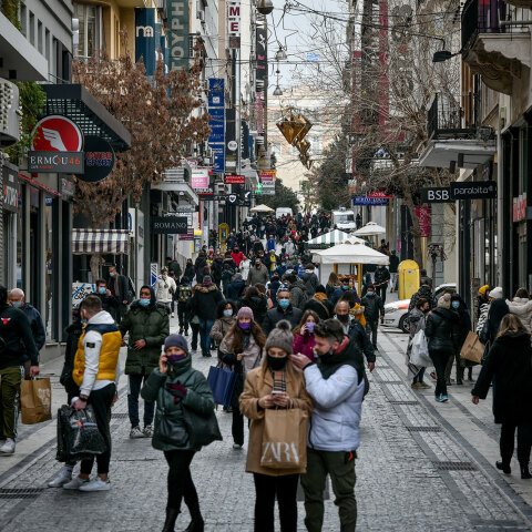 Lockdown στην Αττική: Κόσμος στην Ερμού σήμερα Δευτέρα 18 Ιανουαρίου 2021, πρώτη ημέρα ανοίγματος των καταστημάτων