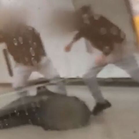 Ξυλοδαρμός σταθμάρχη του Μετρό στην Ομόνοια - Οι δύο νεαροί ξυλοκοπούν βάναυσα τον άτυχο άνδρα