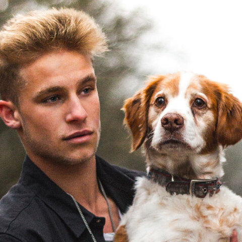 Άντρας που κρατάει σκύλο