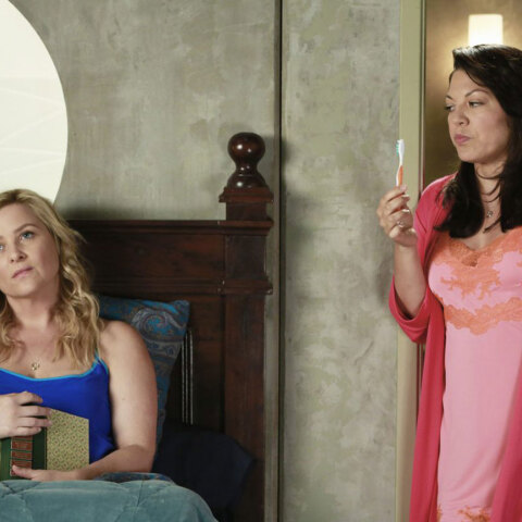 Οι Κάλι Τόρες (Sara Ramirez) και η Αριζόνα Ρόμπινς (Jessica Capshaw) στη σειρά Grey's Anatomy