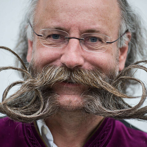 Ο Jurgen Burkhardt έχει γίνει παγκοσμίως γνωστός για το μακρύ του μούσι και το περίτεχνο μουστάκι