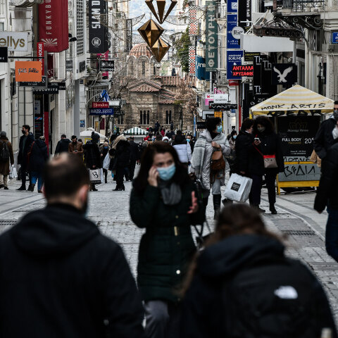Πολίτες στην Ερμού κάνουν τα ψώνια τους καθώς άνοιξε το λιανεμπόριο