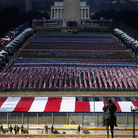 Ορκωμοσία Μπάιντεν: 200.000 αμερικανικές σημαίες στον ανοικτό χώρο που καταλήγει στο μνημείο του Λίνκολν στο Καπιτώλιο των ΗΠΑ