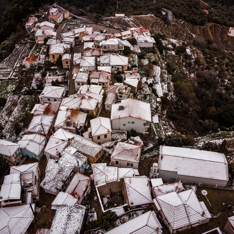 Χιόνια στη Σάμο: Στα λευκά το χωριό Μανωλάτες