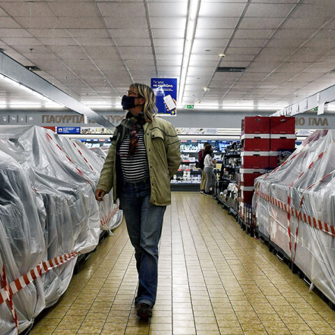 Σούπερ μάρκετ: Είδη ένδυσης και υπόδησης καλυμμένα με πλαστικά καλύμματα σε διάδρομο στο πλαίσιο της απαγόρευσης διαρκών αγαθών εν μέσω lockdown για να μην δημιουργούνται συνθήκες αθέτιμου ανταγωνισμού