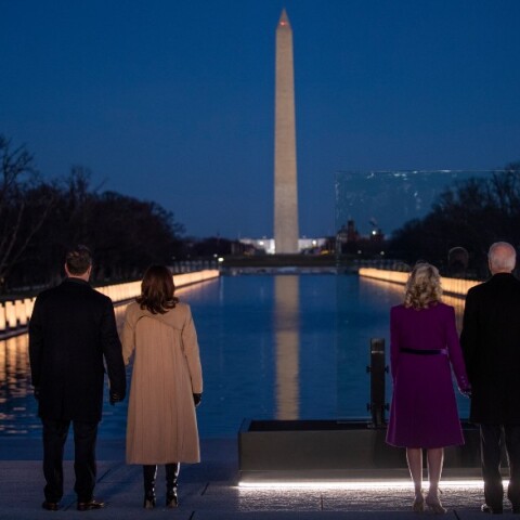 Ο Τζο Μπάιντεν και η Καμάλα Χάρις με τους συζύγους τους