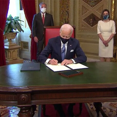 Ο Τζο Μπάιντεν υπογράφει τα πρώτα έγγραφα ως νέος πρόεδρος των ΗΠΑ