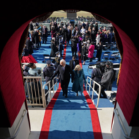 Τζο Μπάιντεν, ο 46ος πρόεδρος των ΗΠΑ, αποχωρεί μετά την ορκωμοσία του μαζί με τη σύζυγό του, Τζιλ