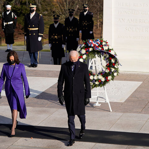 Τζο Μπάιντεν και Καμάλα Χάρις στο στρατιωτικό κοιμητήριο του Άρλινγκτον για την κατάθεση στεφάνου